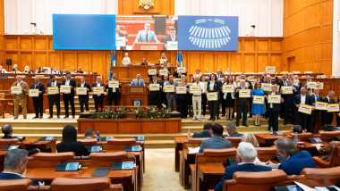 AUR a protestat în Parlament după ce procurorii DIICOT l-au ridicat pe Călin Georgescu: „Opriți poliția politică!”