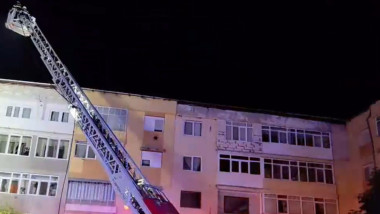 Incendiu la Balș: 52 evacuati din blocul în care a luat foc – video