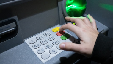 Credite contractate în numele victimelor și bani transferați către infractori. Peste 170 de cazuri de fraudă bancară, anunțate de CSALB