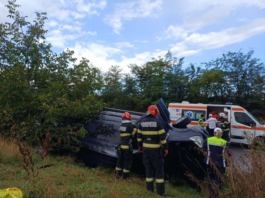 În Iași, microbuz cu șase persoane la bord s-a răsturnat în accident rutier