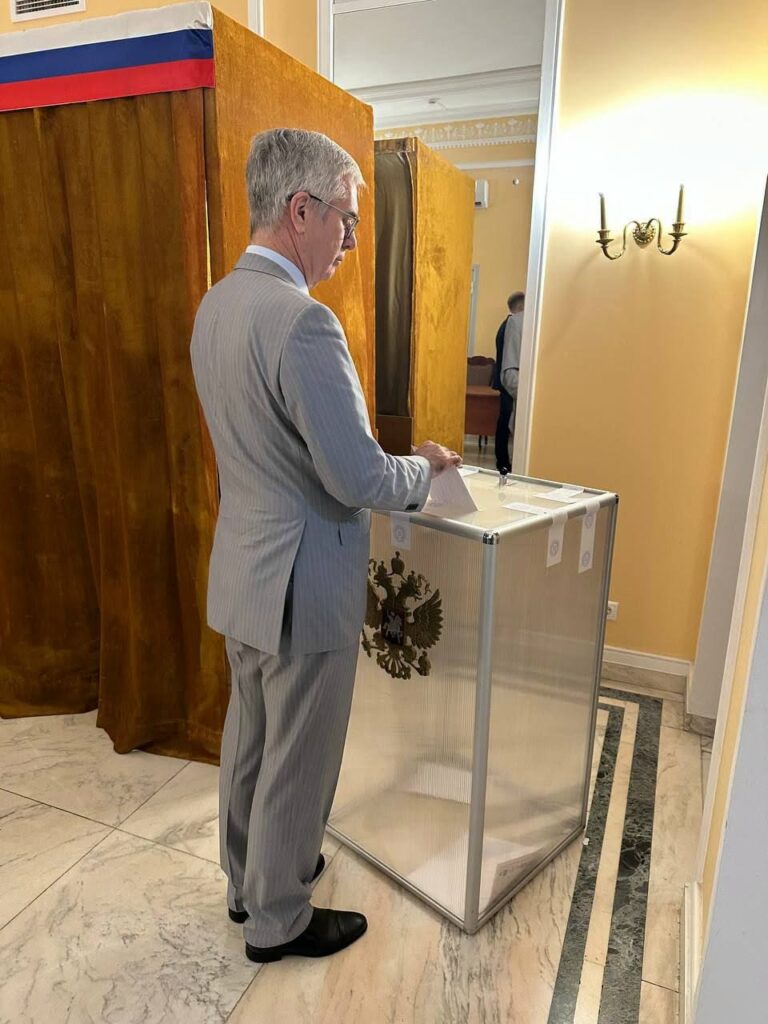 Alegeri în Rusia: Ambasadorul rus a votat la București, în ultima zi a scrutinului. Prezența a trecut de 44%