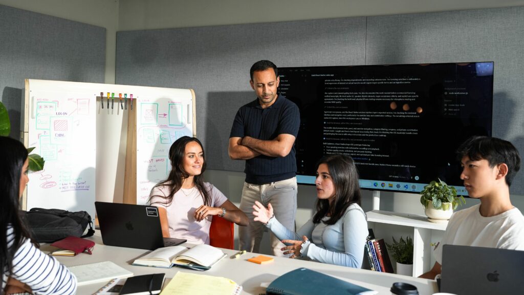 Silicon Valley lansează o alternativă la facultate pentru tinerii pasionați de AI și tehnologie