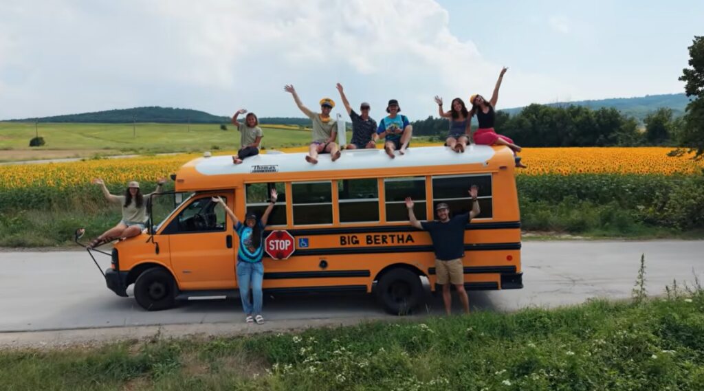 Americani în autobuzul mondial: incidentul din Huși și Albița