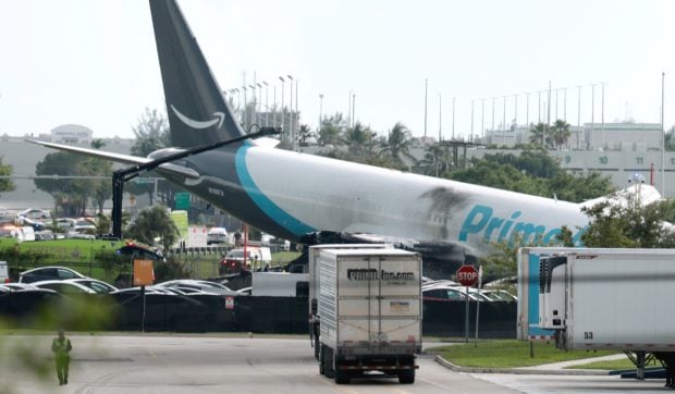 Avion cargo Amazon a luat foc în Miami, ucigând 5 și lovind mașini