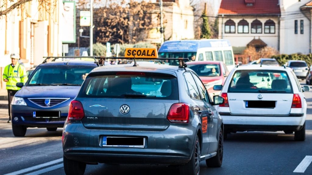 Instructor auto fără permis 90 zile plătește 2.000 lei pentru elev beat