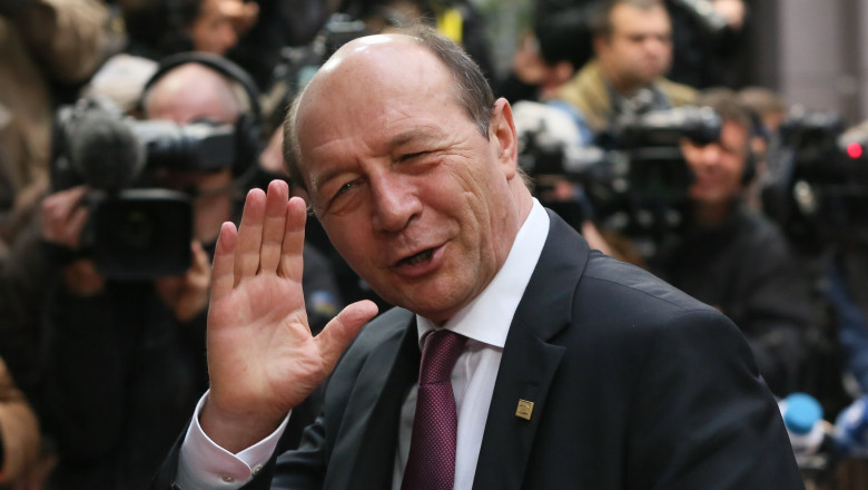 Băsescu critică strategia lui Nicușor Dan: „Dacă eram preşedinte, anunţam că aterizez la ora 22 şi la ora 24 mă întâlneam cu partidele”