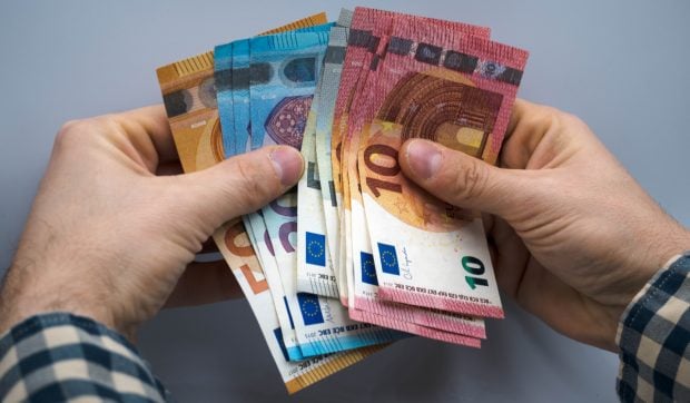 Bărbat din Anglia câștigă 535 euro în 2 ore și cumpără casă