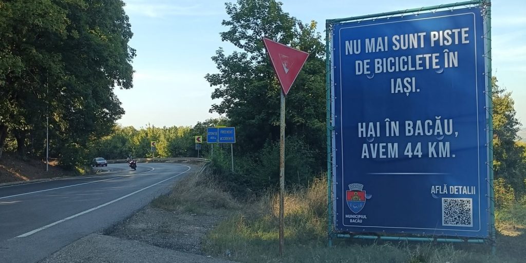 Municipiul Bacăul își face reclamă în Iași / Banner într-o zonă intens circulată: „Nu mai sunt piste de biciclete în Iași, hai în Bacău, avem 44 de km” 