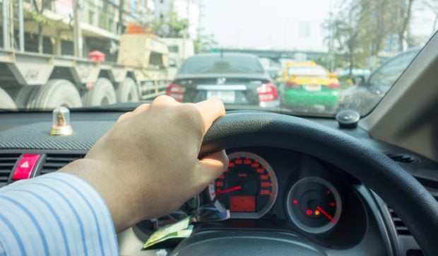 Greșeala pe care o fac mulți șoferi la semafor și poate afecta motorul