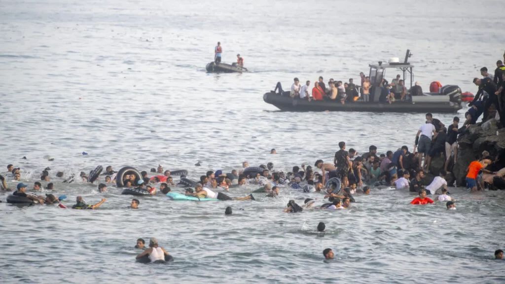 Scandal pe plajă: barcă cu imigranți alungată de turiști