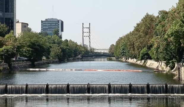 Ce este „șerpișorul” din bidoane de 5 litri refolosite care va salva locuitorii din București de gunoaiele purtate de Dâmbovița