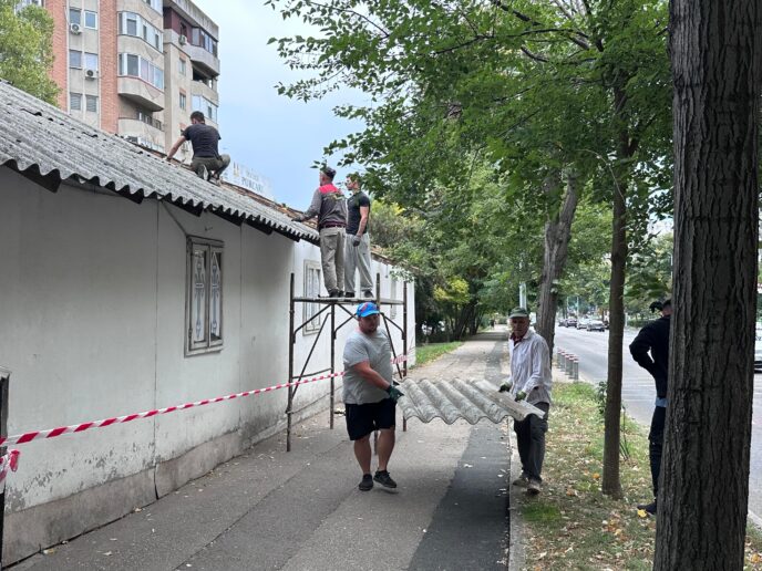 VIDEO | A început dezmembrarea ”bisericii de pe trotuar” din Constanța, construită ilegal de Teodosie / Extremista pro-rusă Diana Șoșoacă a făcut live-uri ”apărând” construcția pentru care judecătorii au dispus să fie relocată