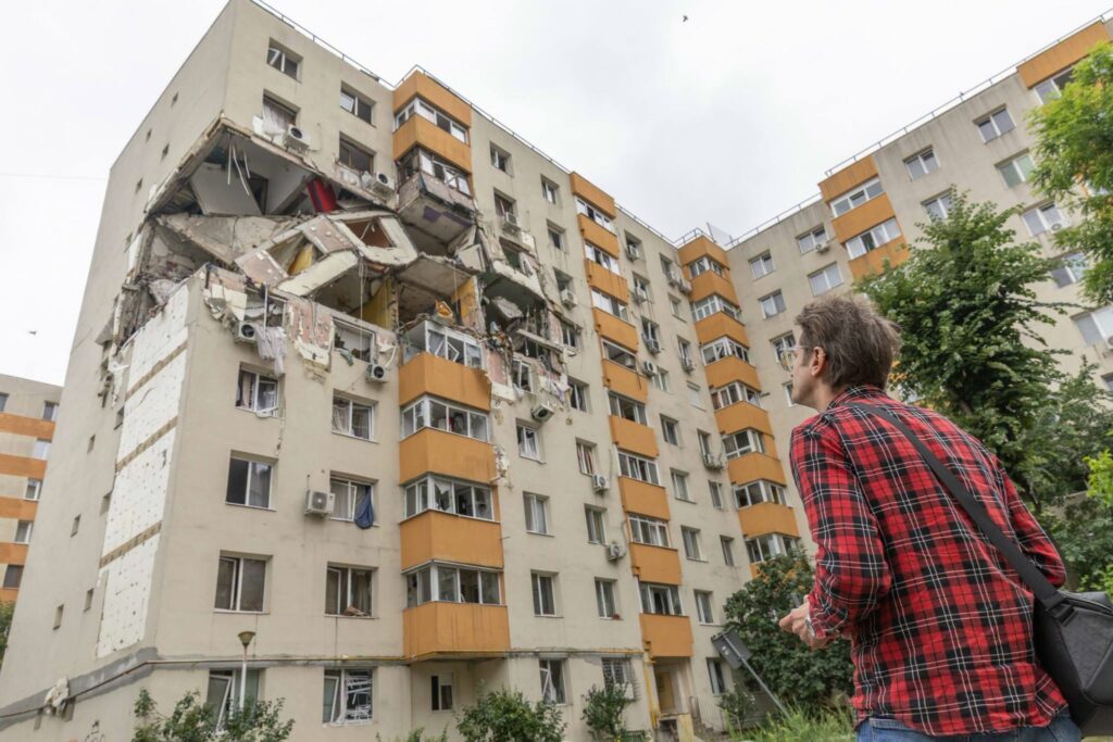 „Imaginile dezastrului abia acum încep”. Intervenție în premieră în România la blocul afectat de explozia din Rahova