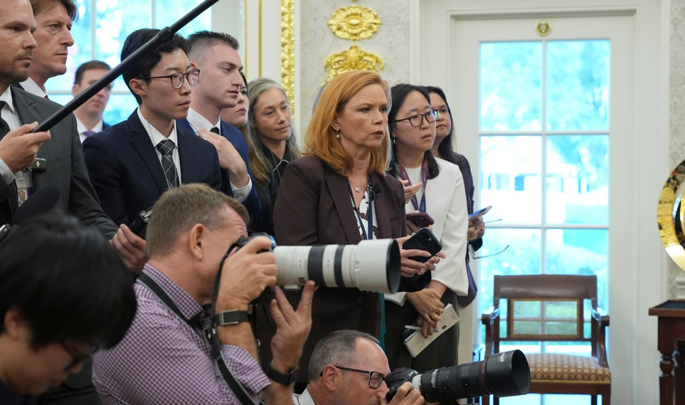 Reporteri nu primesc la Casa Albă: Trump confiscă legitimațiile