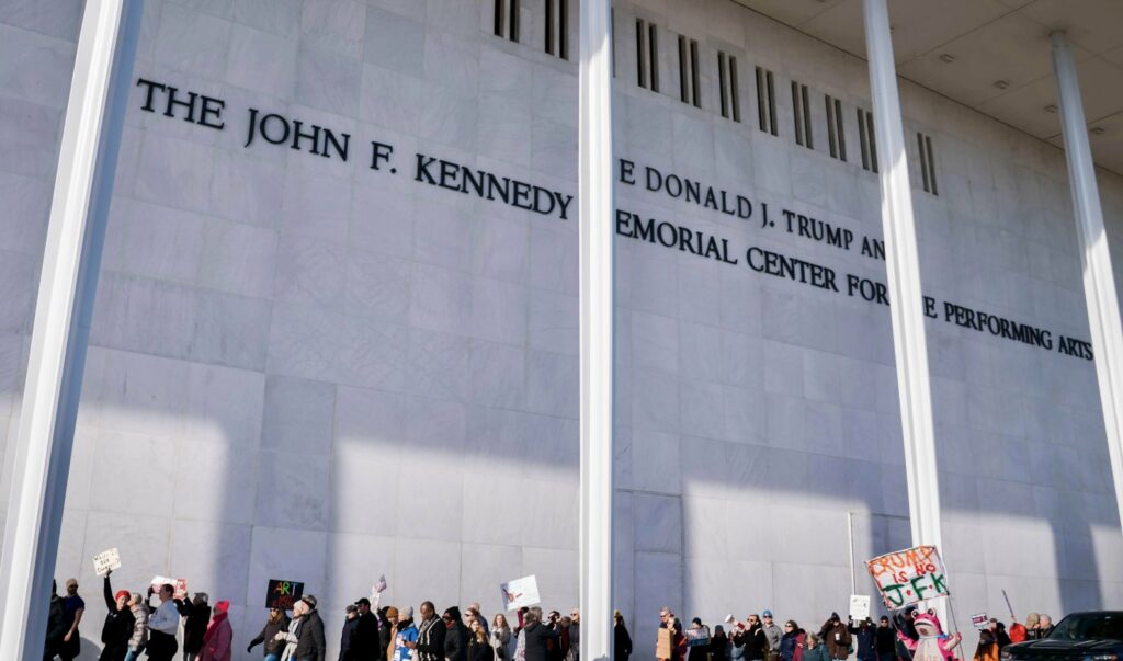 Un judecător american a decis că numele lui Donald Trump nu mai poate fi afișat pe Centrul Kennedy