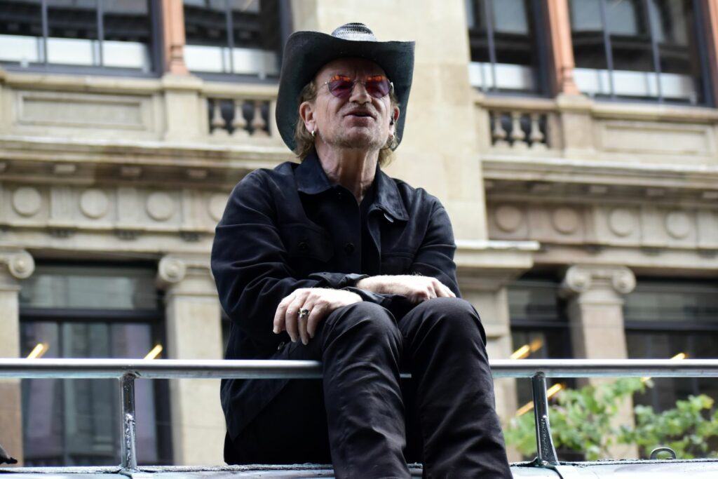 U2 s-a întors la școală. Bono și colegii săi au cântat pentru elevi în locul unde trupa s-a format acum 50 de ani