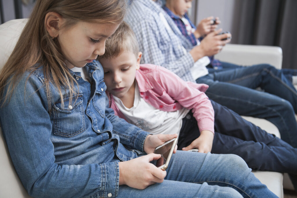 Turcan cere interzicerea telefoanelor în școli cum a făcut Danemarca, după rezultatele PISA: „Noi, care avem rezultate mult mai slabe, ce mai așteptăm?”
