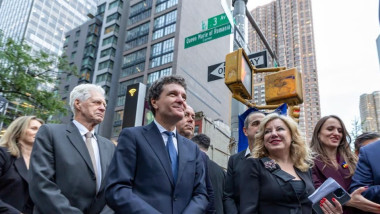 Video&Foto Nicușor Dan a dezvelit la New York plăcuța „The Queen Marie of Romania Corner” și s-a întâlnit cu comunitatea românească
