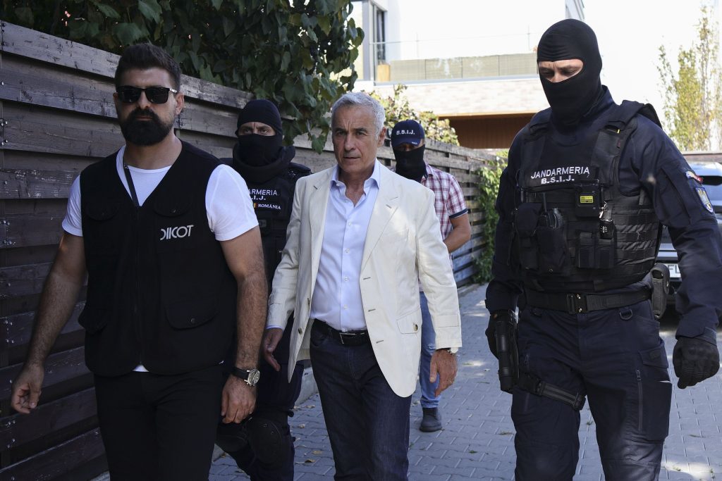 Procurori descoperă în casa lui Călin Georgescu o legitimație falsă FOTO