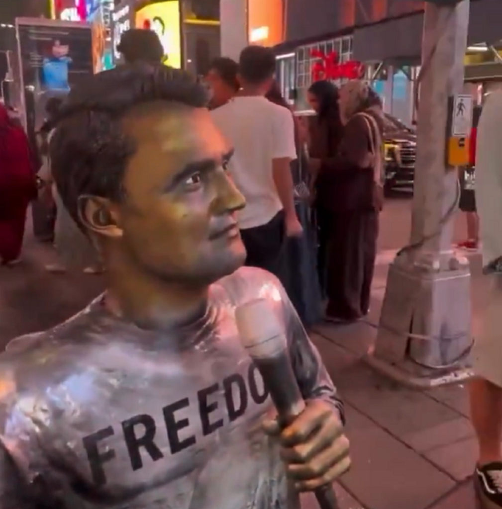 Statuia lui Charlie Kirk vandalizată la doar 2 zile după dezvăluire