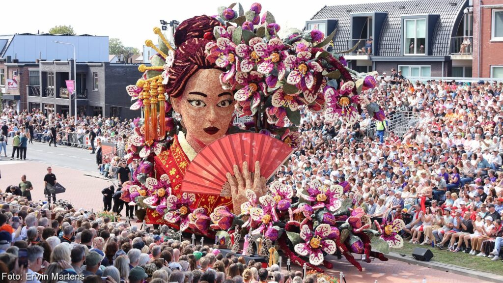 Parada florală mondială: milioane dalii acoperă orașul natal Van Gogh