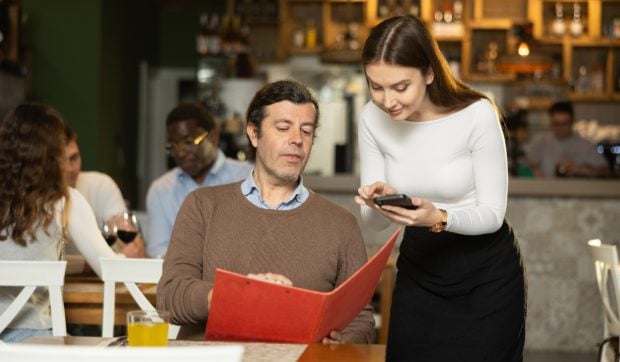Un restaurant din Copenhaga percepe o taxă suplimentară dacă nu termini tot din farfurie: „Mănâncă atât cât poți, nu arunca atât cât poți”