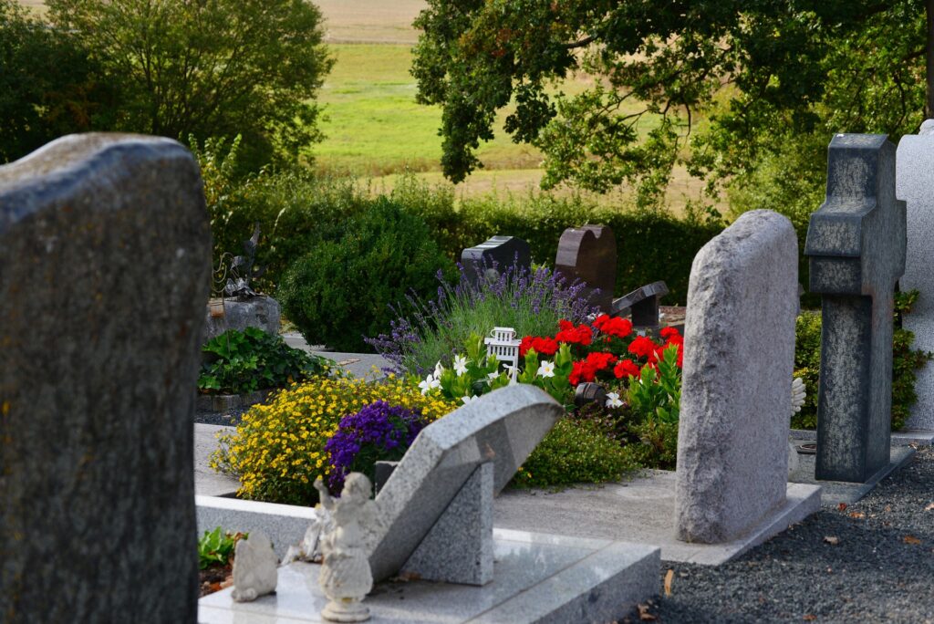 Zeci de oameni se întrec la săpat „cea mai stilată groapă” în cimitir