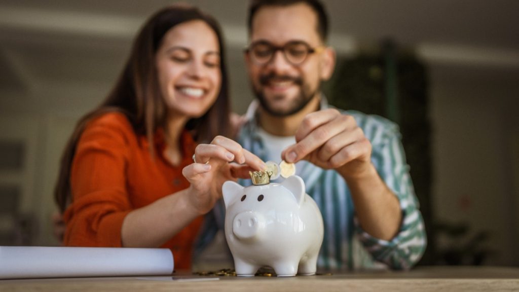 S-au pensionat la 40 de ani, după ce au strâns o avere. Cum au economisit doi soți 1.100.000 de euro și au scăpat de datorii