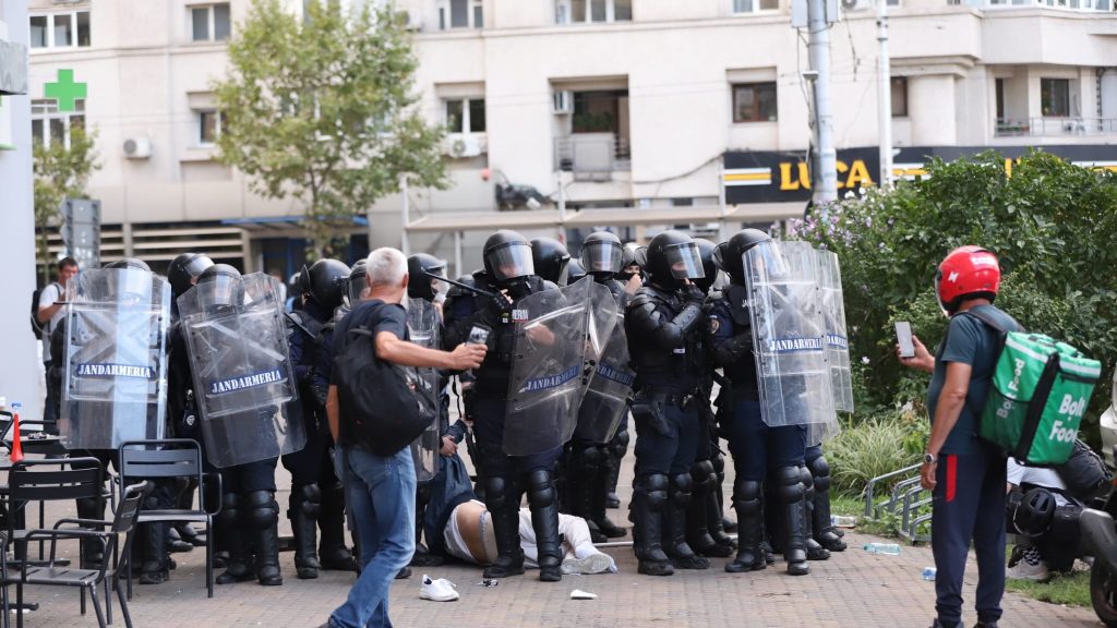 Jurnaliști Realitatea Plus, Digi24 și Snoop, agresați la protestul din Piața Victoriei. Un cameraman a ajuns la spital
