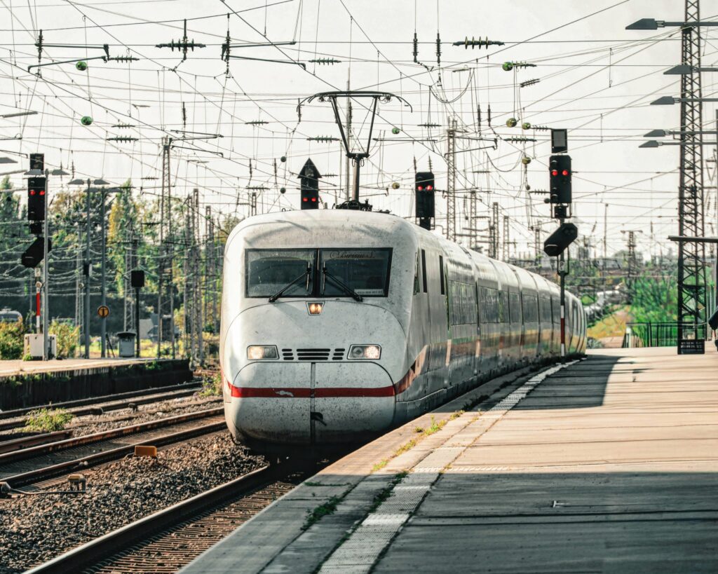 Problemă la șină pe linia Teiuș – Podu Mureș. Un tren InterRegional așteaptă în gară