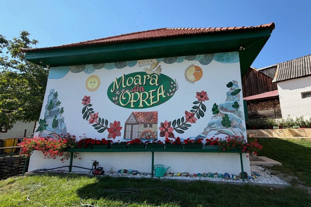 Ultima moară de pe pârâul Cârțișoara nu mai poate măcina / A fost oprită de secetă și birocrație / ”Avem cea mai frumoasă șosea din lume, Transfăgărășanul, dar eu spun că avem și cele mai frumoase ape”
