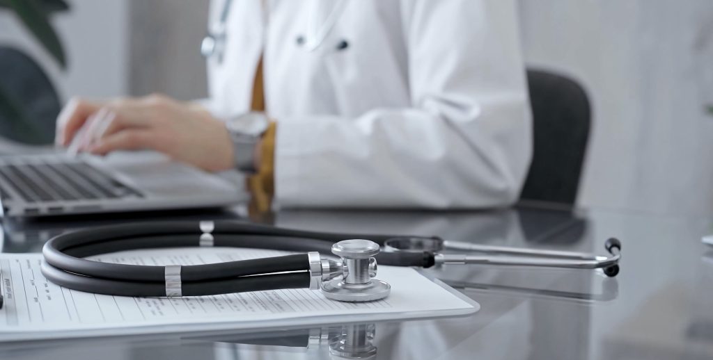 Bărbat trimite 25.000$ unei doctorițe online: cine e femeia?