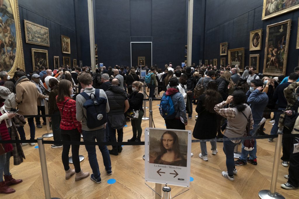 Doi germani, reţinuţi după ce au agăţat două tablouri la Luvru, în sala în care se află „Mona Lisa” / Ce era pictat pe cele două tablouri