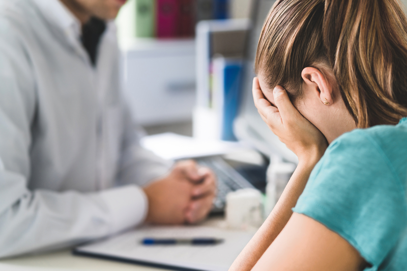 Zeci de organizații cer ca adolescenții de la 16 ani să poată merge la psiholog fără acordul părinților. Proiectul este în Parlament
