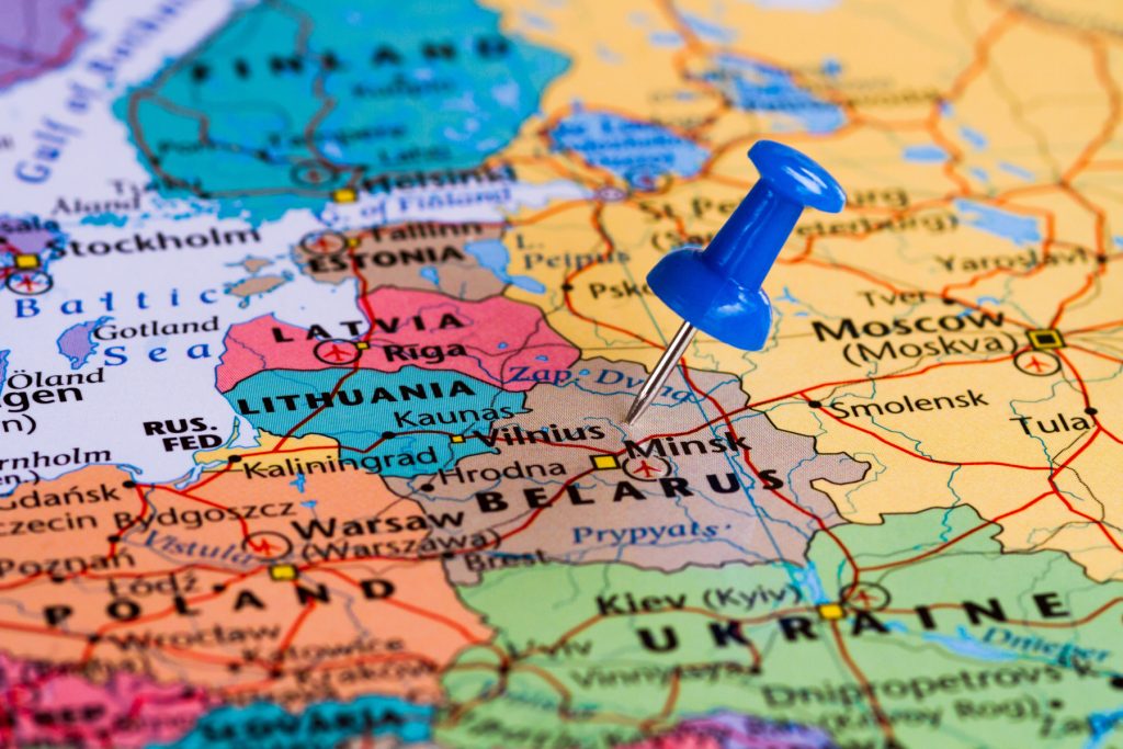 Armata din Belarus, țară aliată Rusiei, a desfășurat exerciții militare în apropierea granițelor UE cu Polonia și Lituania. Minsk susține că manevrele au avut un caracter „strict defensiv”