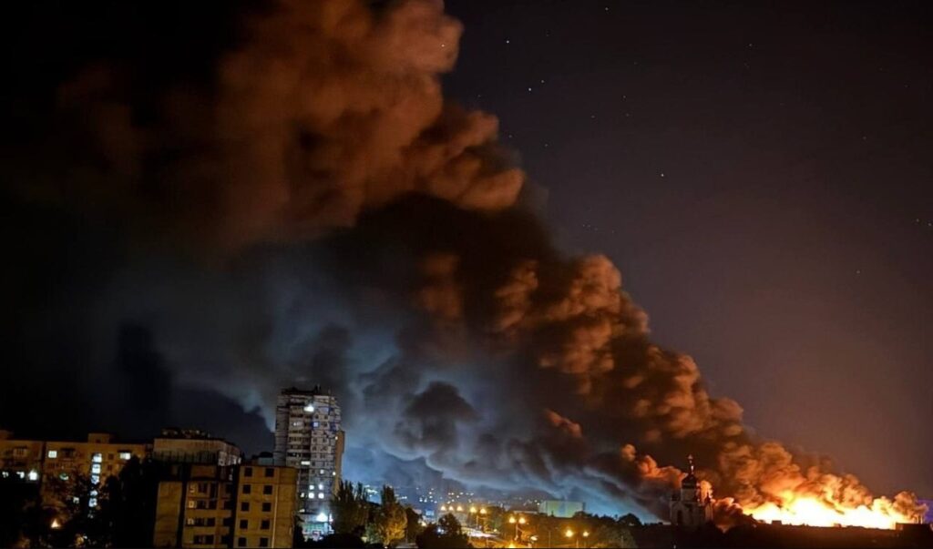 Dronele rusești au devastat un centru comercial din Zaporojie. Copiii au scăpat de explozii ascunzându-se într-un skatepark