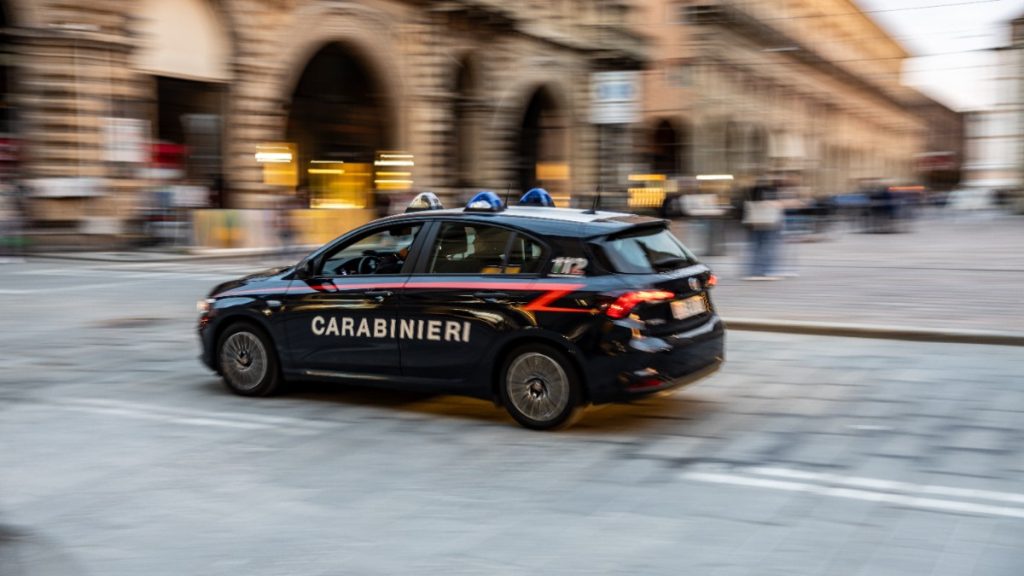 Un român și un italian s-au dat drept carabinieri și au înșelat o femeie cu 50.000 de euro, la Genova