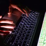 Fost președinte de bancă, păcălit să dea 95.000.000 de euro pe WhatsApp. Escrocii au folosit AI-ul