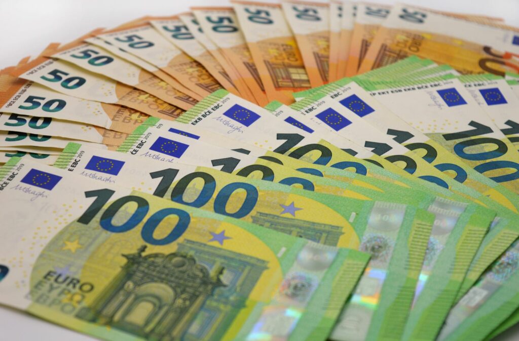 Pensionar de 90 de ani dă 10 milioane de euro pentru locuințe