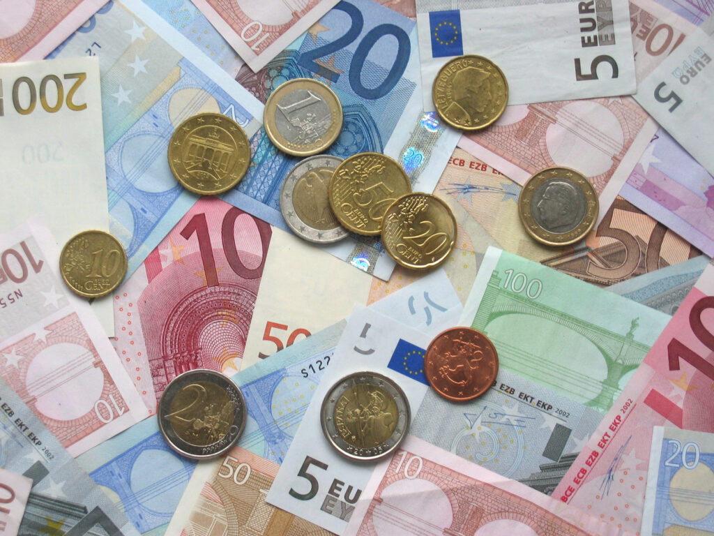 Experți: Nu puneți toți banii la o singură bancă!