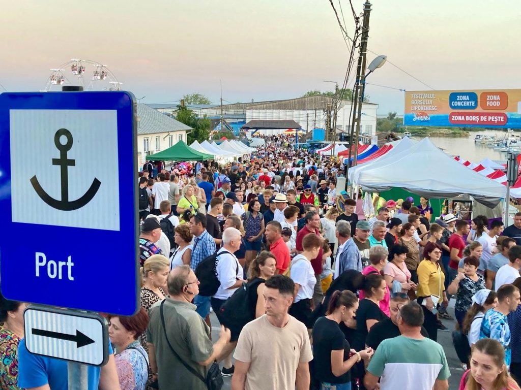 Sute de oameni au ajuns în Jurilovca pentru un festival care nu are loc. Primarul: „Am întrebat ChatGPT şi am primit, halucinant, răspunsul că are loc în acest weekend”