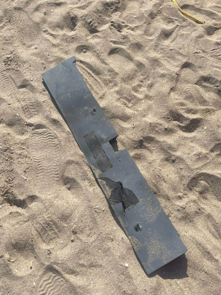 Fragmente de dronă găsite pe plajă România, militarii le-au neutralizat