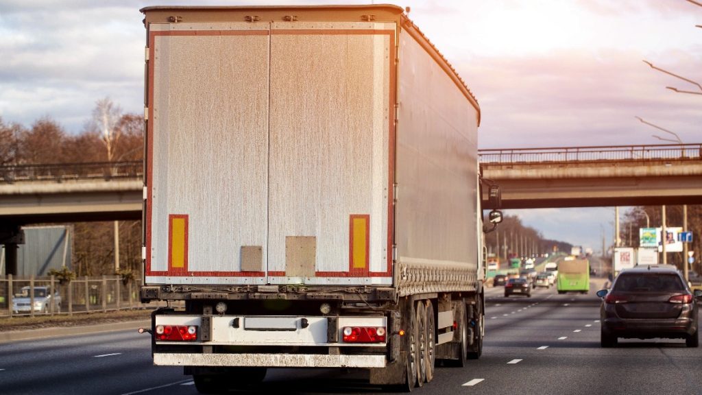 TIR în Suedia transformă autostrada în patinoar cu săpun de ulei de in