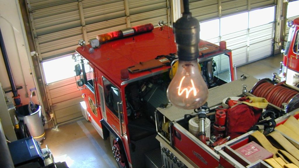 Bec de 125 de ani arde fără schimbare: secretul filamentului de carbon
