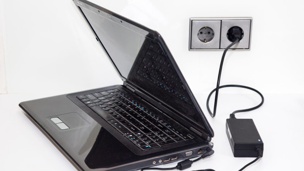 Ce se întâmplă dacă lași laptopul mereu în priză?