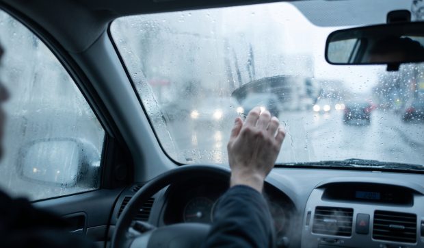 Trucul ieftin cu șosete pentru a preveni aburirea geamurilor mașinii tale