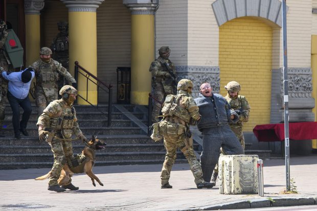 Serviciile secrete ale Ucrainei au tras unele în altele, în plină zi, la Kiev. Ce a declanșat conflictul dintre GUR și SBU? I VIDEO