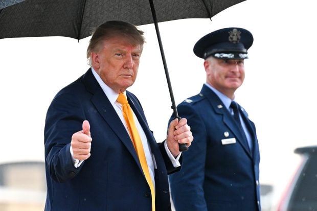 Donald Trump coborât din Air Force One: ce s-a întâmplat cu părul natural?