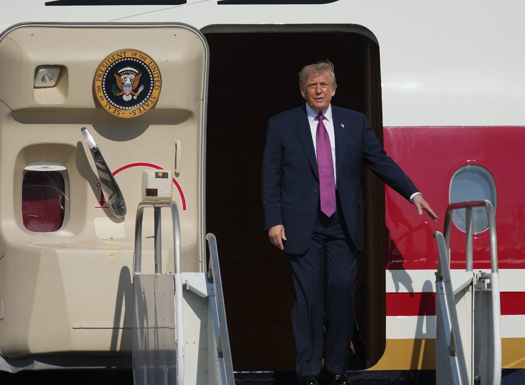 Trump semnează legea ce lovește Rusia cu noi sancțiuni, Putin vizați