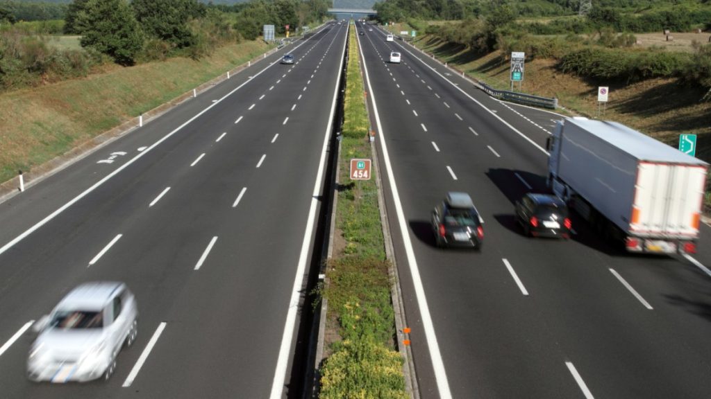 O țară din Europa introduce un nou sistem de măsurare a vitezei pe autostrăzi: amenzile pot ajunge la cel puțin 1.200 de euro